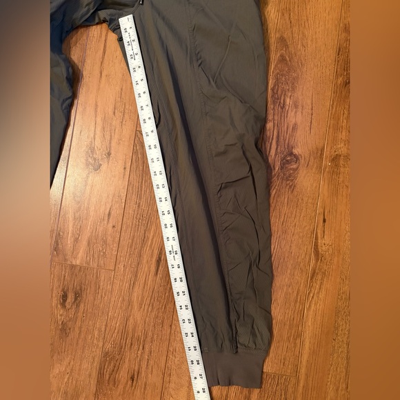 Lululemon Dance Studio Mid-Rise Jogger. Olive Green. Size 6 - Picture 9 of 10